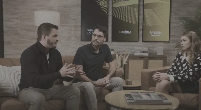 Trois personnes discutent de la conformité des entreprises avec la Loi 25