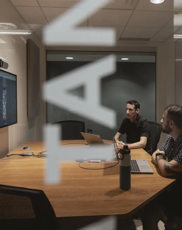 Deux personnes lors d’une rencontre dans une salle d’une agence Web de Drummondville