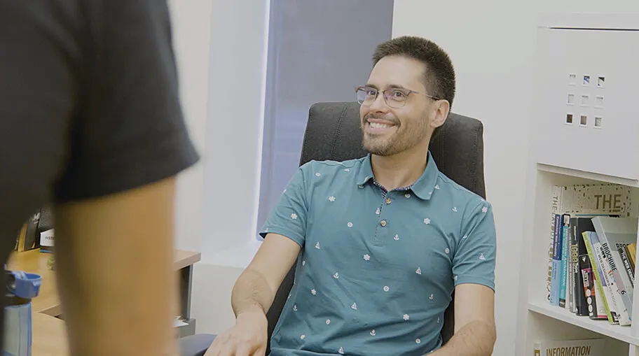 Un Nmédien discute avec un autre dans son bureau chez Nmédia